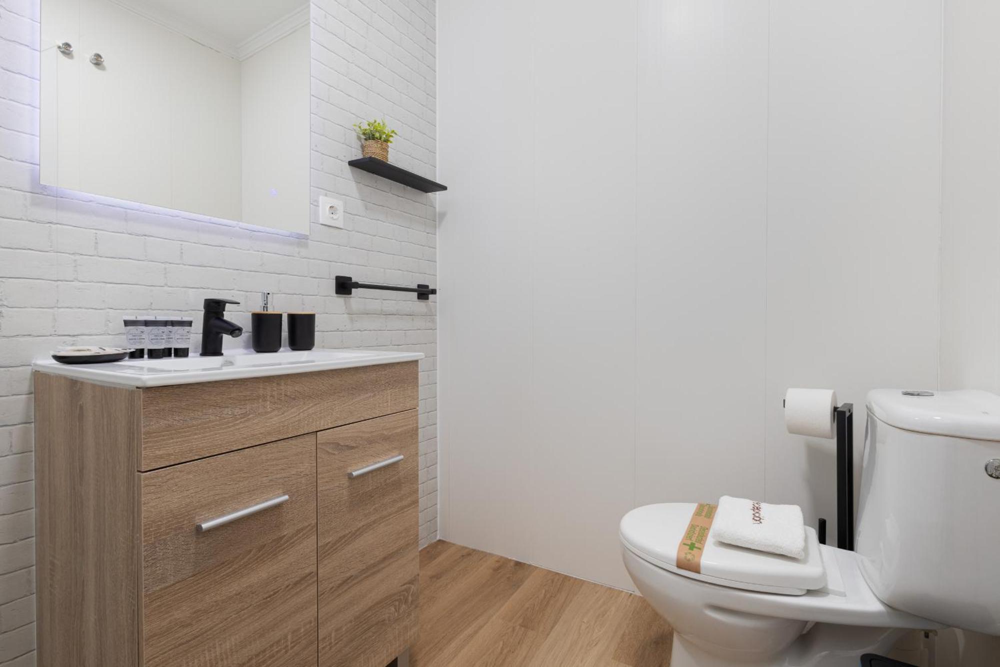 Апартаменты C21 Trendy 2 Bdr & Parking Downtown Малага Экстерьер фото