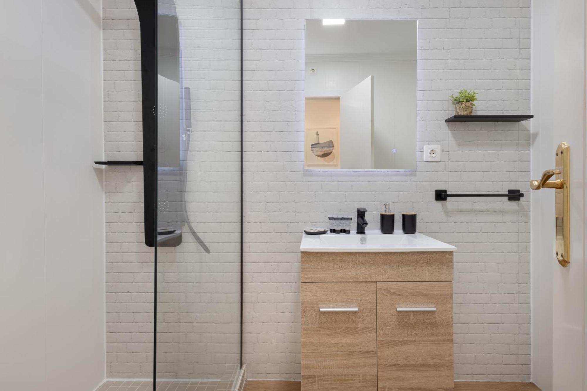 Апартаменты C21 Trendy 2 Bdr & Parking Downtown Малага Экстерьер фото