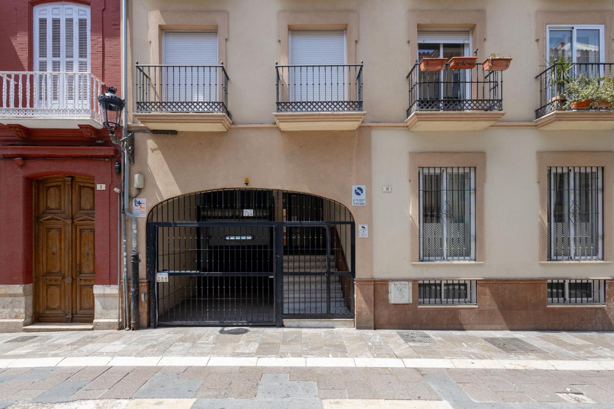 Апартаменты C21 Trendy 2 Bdr & Parking Downtown Малага Экстерьер фото